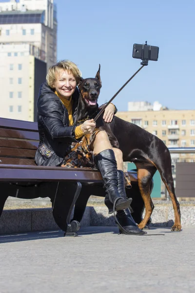 Ganska vuxen kvinna med hund utomhus — Stockfoto