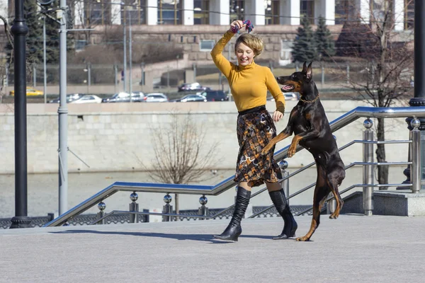 Vrij volwassen vrouw met hond buiten — Stockfoto