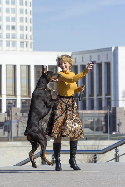 Mujer bastante adulta con perro al aire libre —  Fotos de Stock