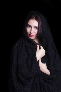 Abaya 'da siyah arka planda güzel bir doğulu kadın.