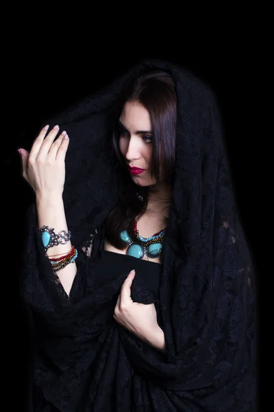 Schöne orientalische Frau in Abaya auf schwarzem Hintergrund — Stockfoto