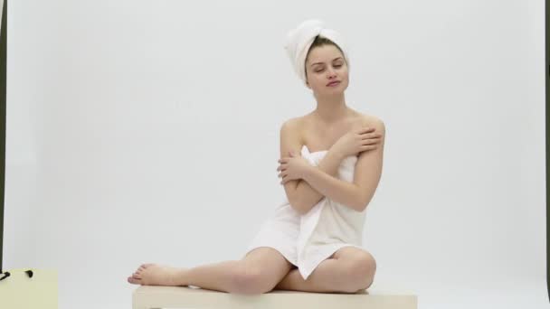 Güzel kadın kolu havlu, banyo sonra — Stok video