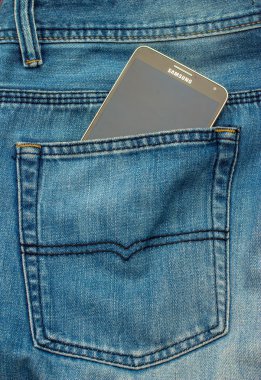 Modern Samsung Galaxy Not bir denim cebinde