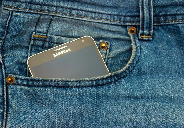 Nowoczesny Samsung Galaxy Uwaga w kieszeni drelich — Zdjęcie stockowe