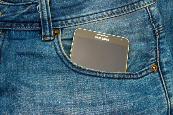 Nowoczesny Samsung Galaxy Uwaga w kieszeni drelich — Zdjęcie stockowe