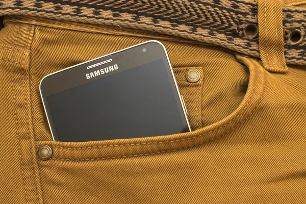Modern Samsung Galaxy Megjegyzés egy farmer zseb — Stock Fotó