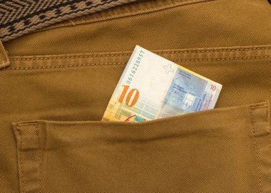 İsviçre Frangı banknot mavi jeanse, arka cebinde
