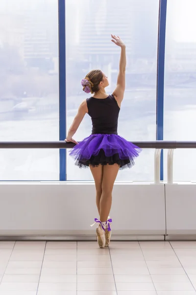 Élégante jeune ballerine dansant dans la rue — Photo