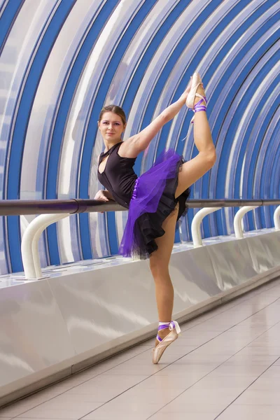 Élégante jeune ballerine dansant dans la rue — Photo