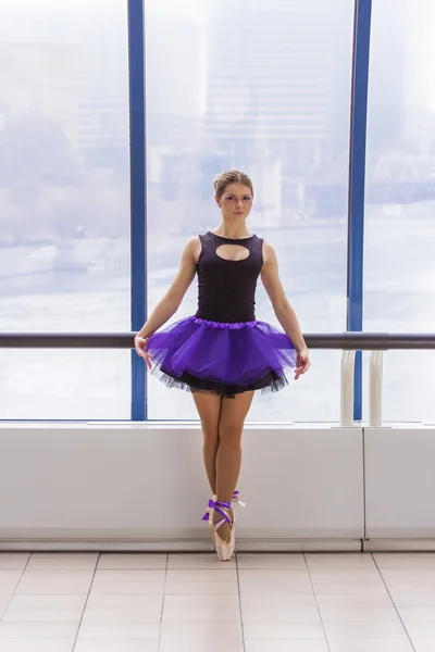 Elegantní mladá baletka tančící na ulici — Stock fotografie
