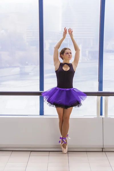 Élégante jeune ballerine dansant dans la rue — Photo