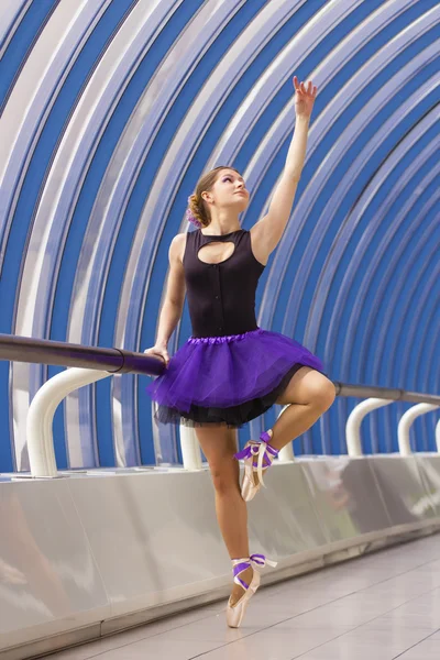 Élégante jeune ballerine dansant dans la rue — Photo