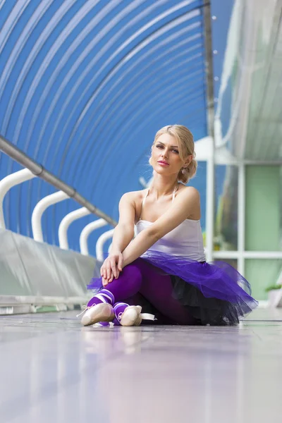 Elegante jonge ballerina poseren — Stockfoto