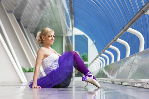 Elegante jovem bailarina posando — Fotografia de Stock