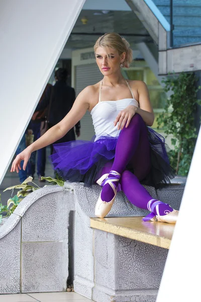 Elegantní mladá baletka pózuje — Stock fotografie