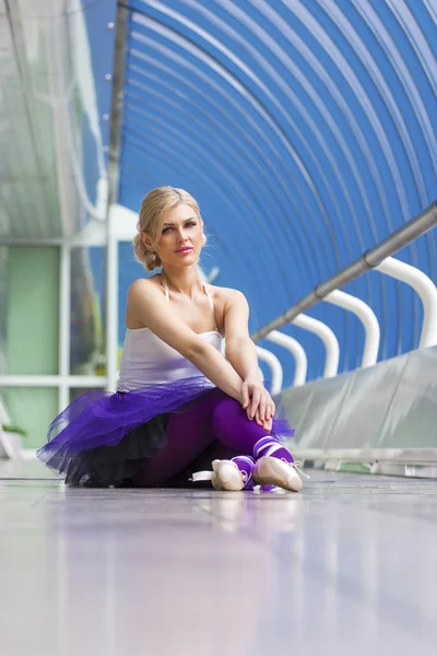 Elegante jonge ballerina poseren — Stockfoto