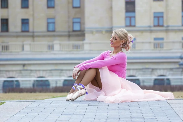 Mooie blonde ballerina poseren op stedelijke achtergrond — Stockfoto