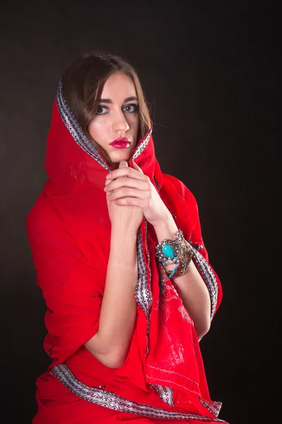 Женщина в красном сари — стоковое фото
