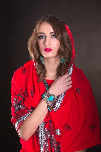 Donna in sari rosso — Foto Stock