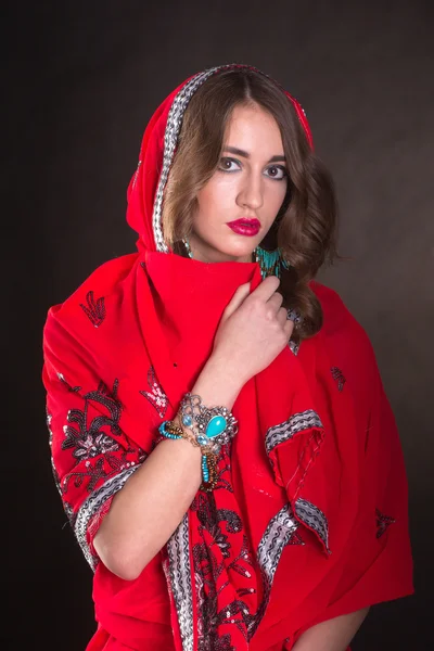 Vrouw in rode sari — Stockfoto