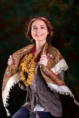 Rus ulusal elbisesi içinde güzel bir kız