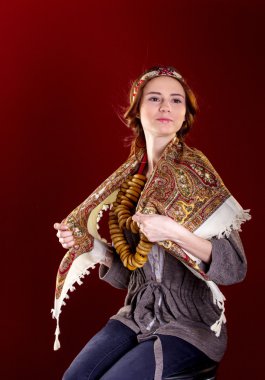 Rus ulusal elbisesi içinde güzel bir kız