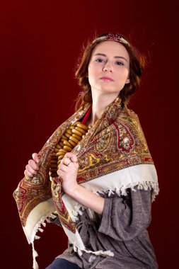 Rus ulusal elbisesi içinde güzel bir kız