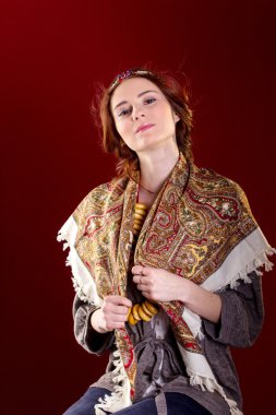 Rus ulusal elbisesi içinde güzel bir kız