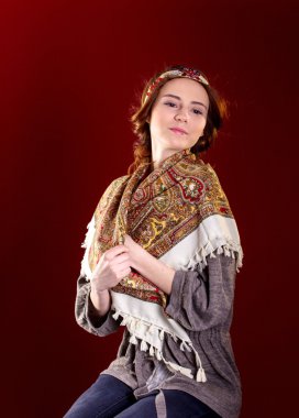 Rus ulusal elbisesi içinde güzel bir kız