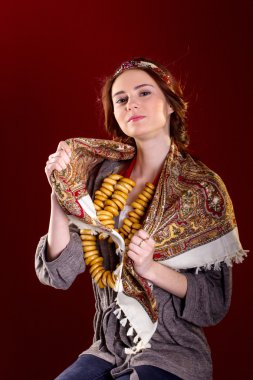 Rus ulusal elbisesi içinde güzel bir kız