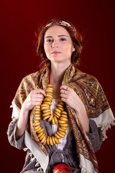 穿着俄罗斯民族服装的漂亮姑娘 — 图库照片