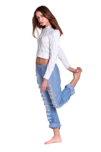 Mooie vrouw in blauwe jeanse — Stockfoto