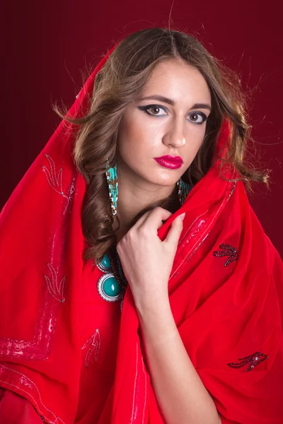 Kvinna i röd sari — Stockfoto