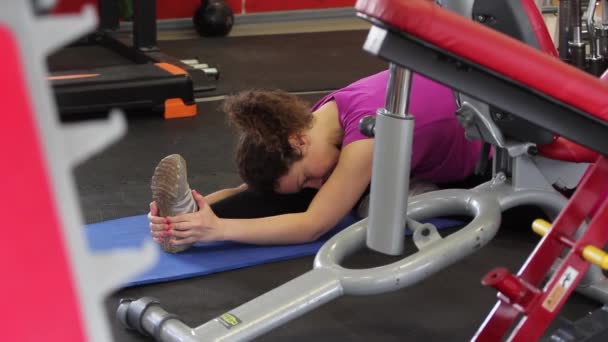 Güzel kadın spor salonunda egzersiz sahip — Stok video