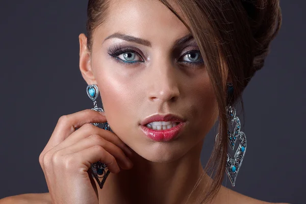 Hermosa mujer con joyas — Foto de Stock