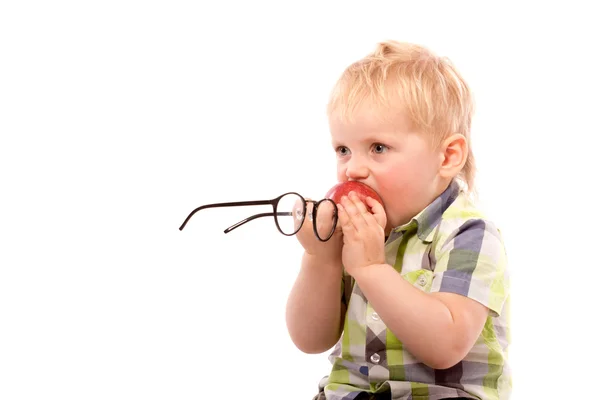 Lustiger Junge mit rotem Apfel und Brille — Stockfoto