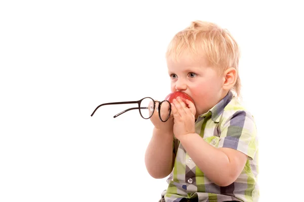 Ragazzo divertente con mela rossa e occhiali — Foto Stock