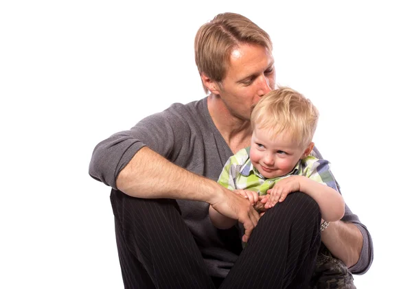 Vater umarmt seinen Sohn — Stockfoto