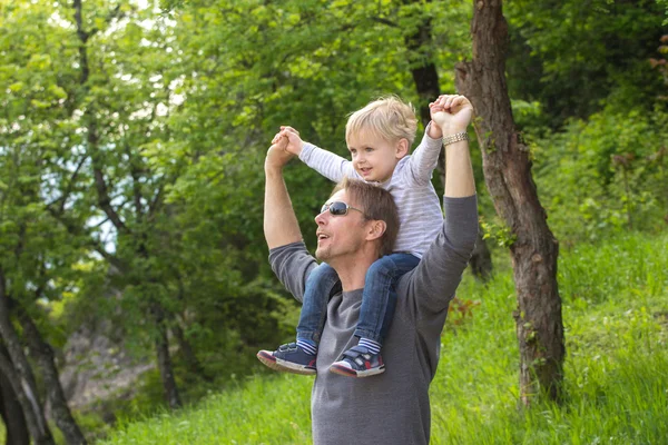 Junge auf der Schulter des Vaters — Stockfoto