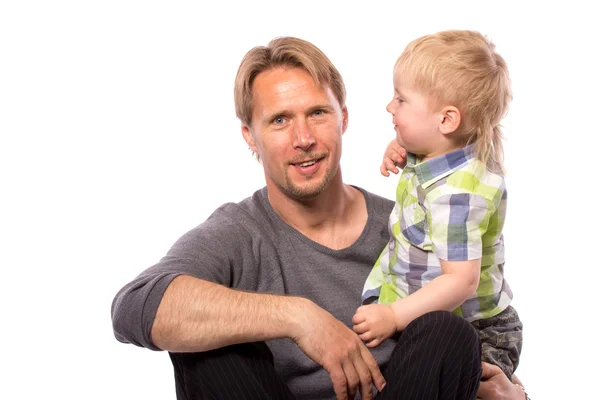 Vater umarmt seinen Sohn — Stockfoto