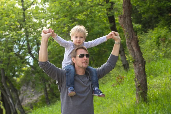 Junge auf der Schulter des Vaters — Stockfoto