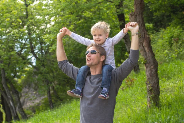 Junge auf der Schulter des Vaters — Stockfoto