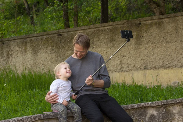 Vater und Sohn beim Selfie — Stockfoto