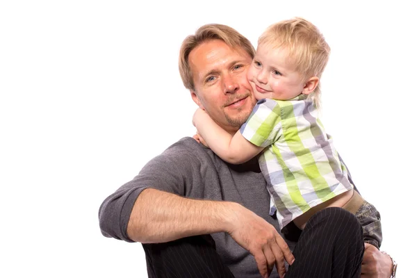 Vater umarmt seinen Sohn — Stockfoto