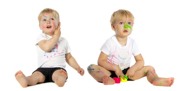 Близнецы играют с краской — стоковое фото