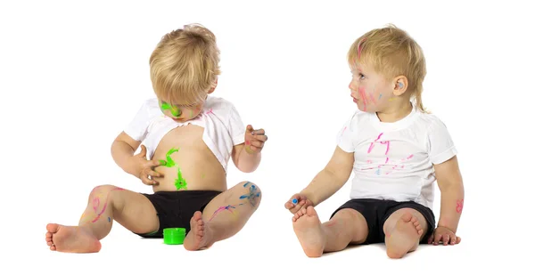 Boya ile oynarken İkizler — Stok fotoğraf