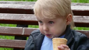 Açık havada, yakın görünümü dondurma yeme çocuk mutlu çocuk