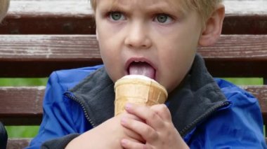 Açık havada, yakın görünümü dondurma yeme çocuk mutlu çocuk