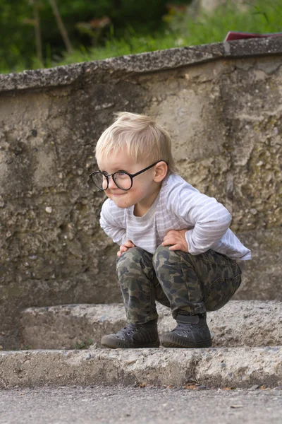 Šťastné dítě s brýlemi venku — Stock fotografie