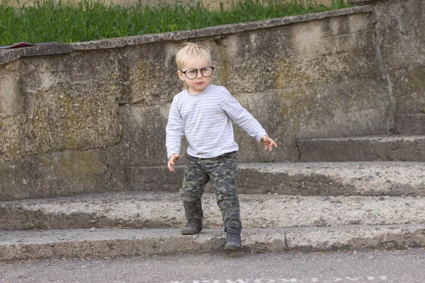 Щаслива дитина в окулярах на відкритому повітрі — стокове фото